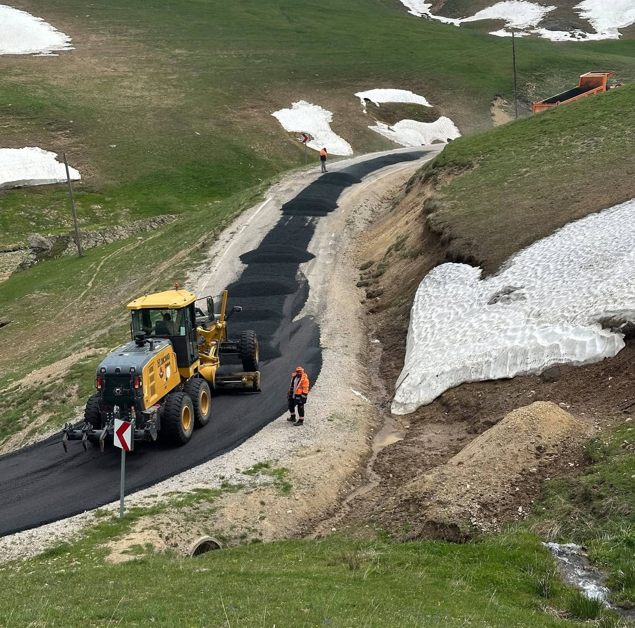 KARAYOLLARI BAYBURT EKİPLERİ BALAHOR YOLUNU ASFALTLIYOR