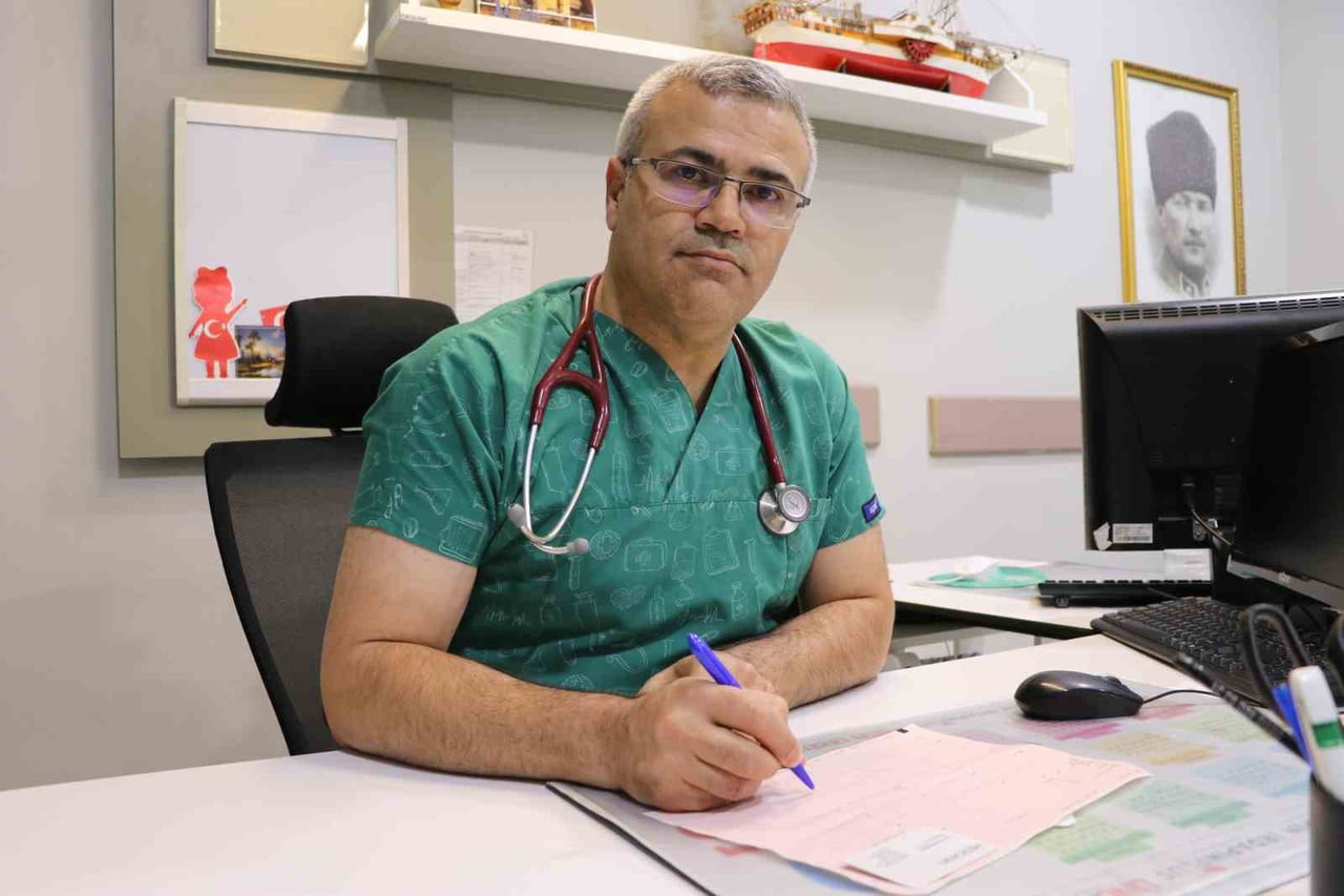 KARDİYOLOJİ UZMANI DOKTOR İSMAİL ERDOĞU, BİLİNÇSİZ İLAÇ KULLANIMININ KALP KRİZİ RİSKİNİ...