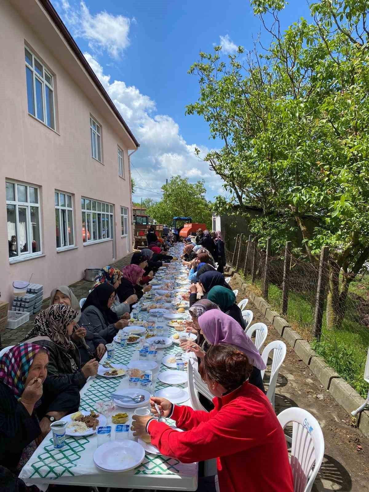 KARESİ'DE YEROLUK KÖY HAYRINA 2 BİN KİŞİ KATILDI