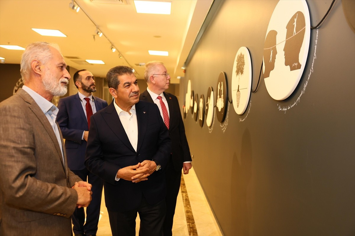 Karikatür sanatçısı Abdülbaki Kömür’ün (solda) , Hazreti Muhammed'in hadislerinden ilham alarak...