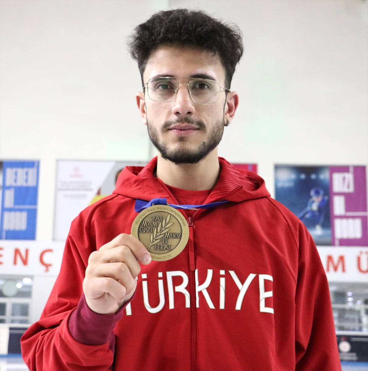 Kariyerinde daha önce 2022 Kış Olimpiyat Oyunları'nda 6. olan milli sürat patenci Furkan Akar...