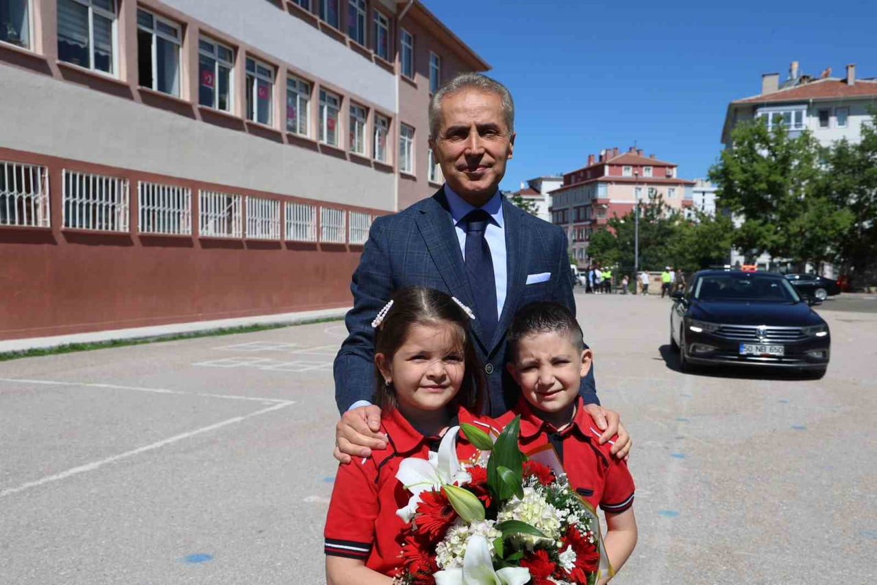 KARNE DAĞITIM TÖRENİNDE NEVŞEHİR VALİSİ HÜSEYİN KÖK'E "BÜYÜYÜNCE VALİ OLMAK İSTİYORUM" DİYEN 1....