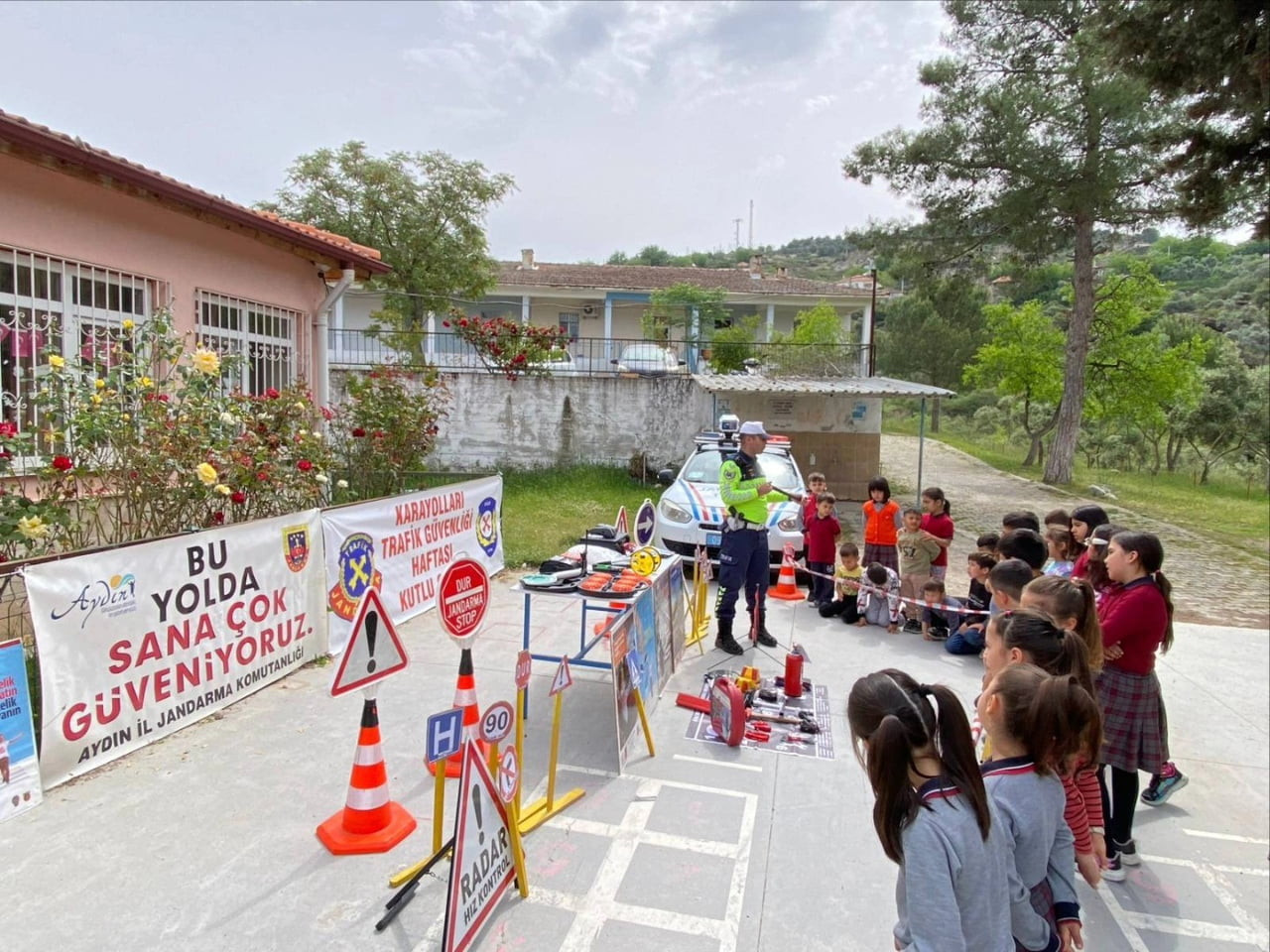 KARPUZLU'DA TRAFİK HAFTASI KAPSAMINDA ÖĞRENCİLERE YÖNELİK DÜZENLENEN EĞİTİMDE, TRAFİK KURALLARI VE...