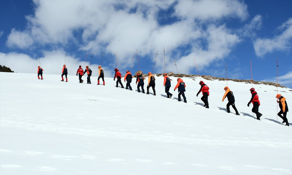 Kars Afet ve Acil Durum Müdürlüğü (AFAD) koordinasyonunda 95 personelin katılımıyla Sarıkamış'ta 2...