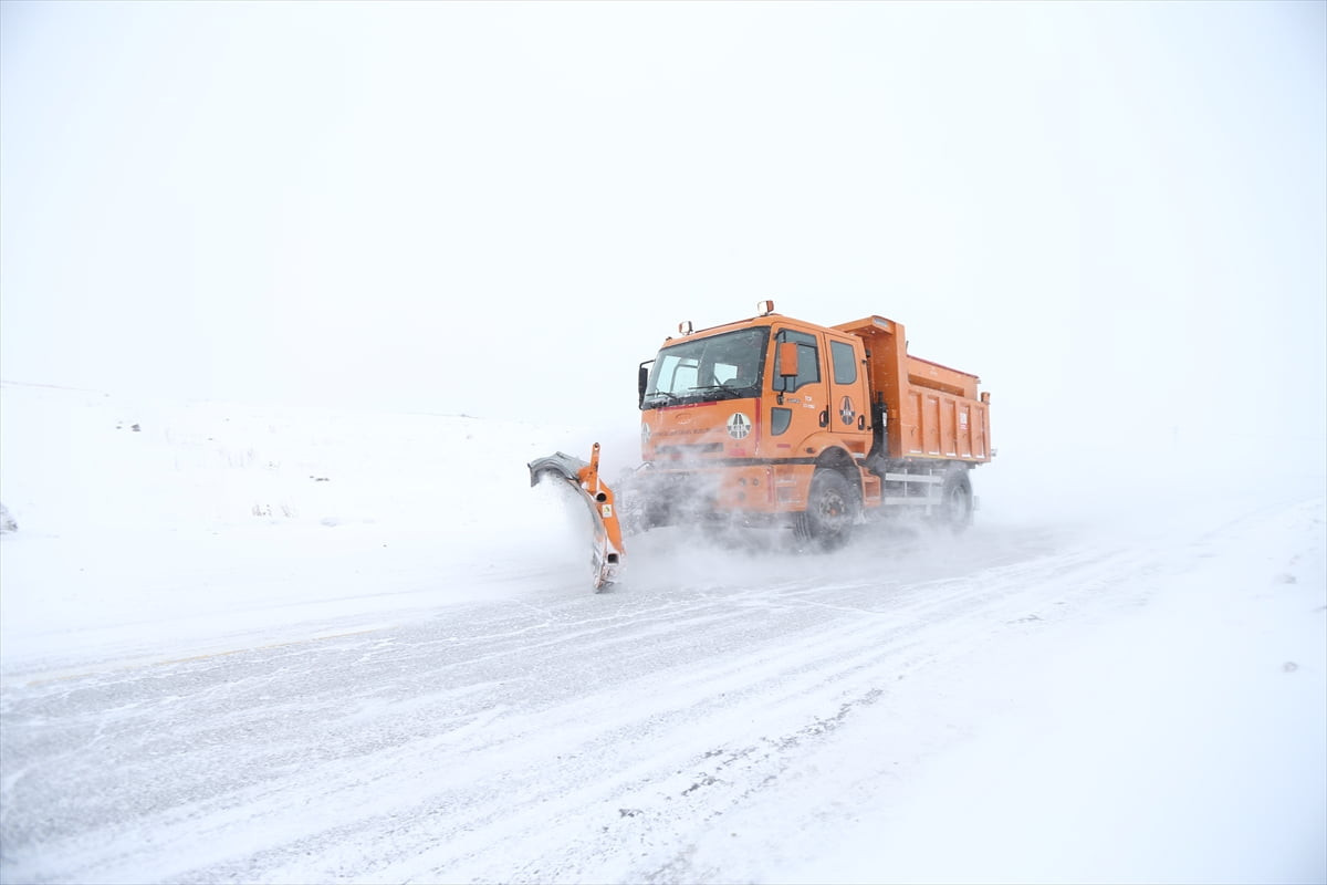 Kars-Ardahan kara yolunda yoğun kar nedeniyle ulaşım güçlükle sağlanıyor.