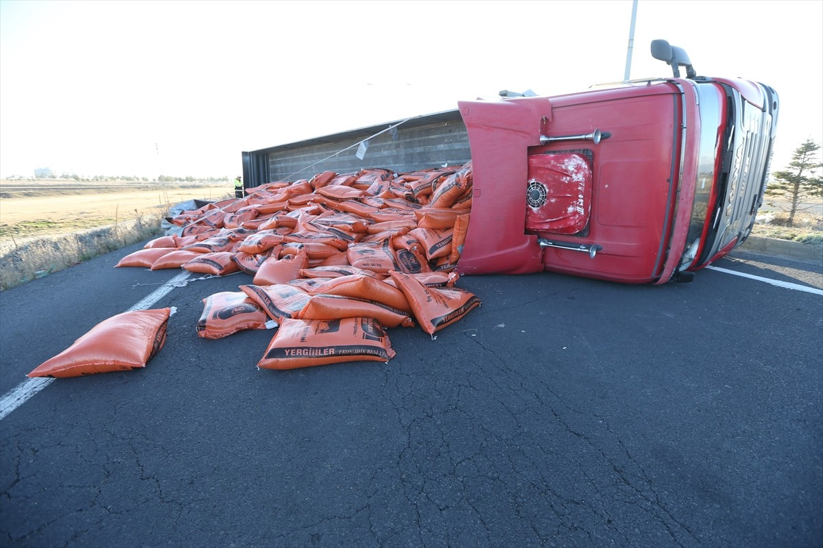 Kars-Ardahan kara yolunun bir yönü devrilen tır nedeniyle kapandı. Yan yatan tırdaki yemler yola...