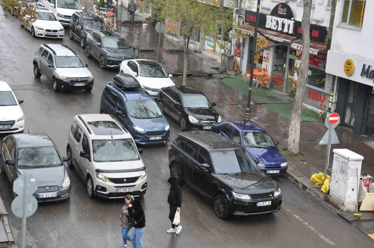 KARS BÖLGENİN ARAÇ LİDERİ OLDU: TRAFİKTE 55 BİN 774 ARAÇLA ZİRVEYE YERLEŞTİ(KARS-İHA)
