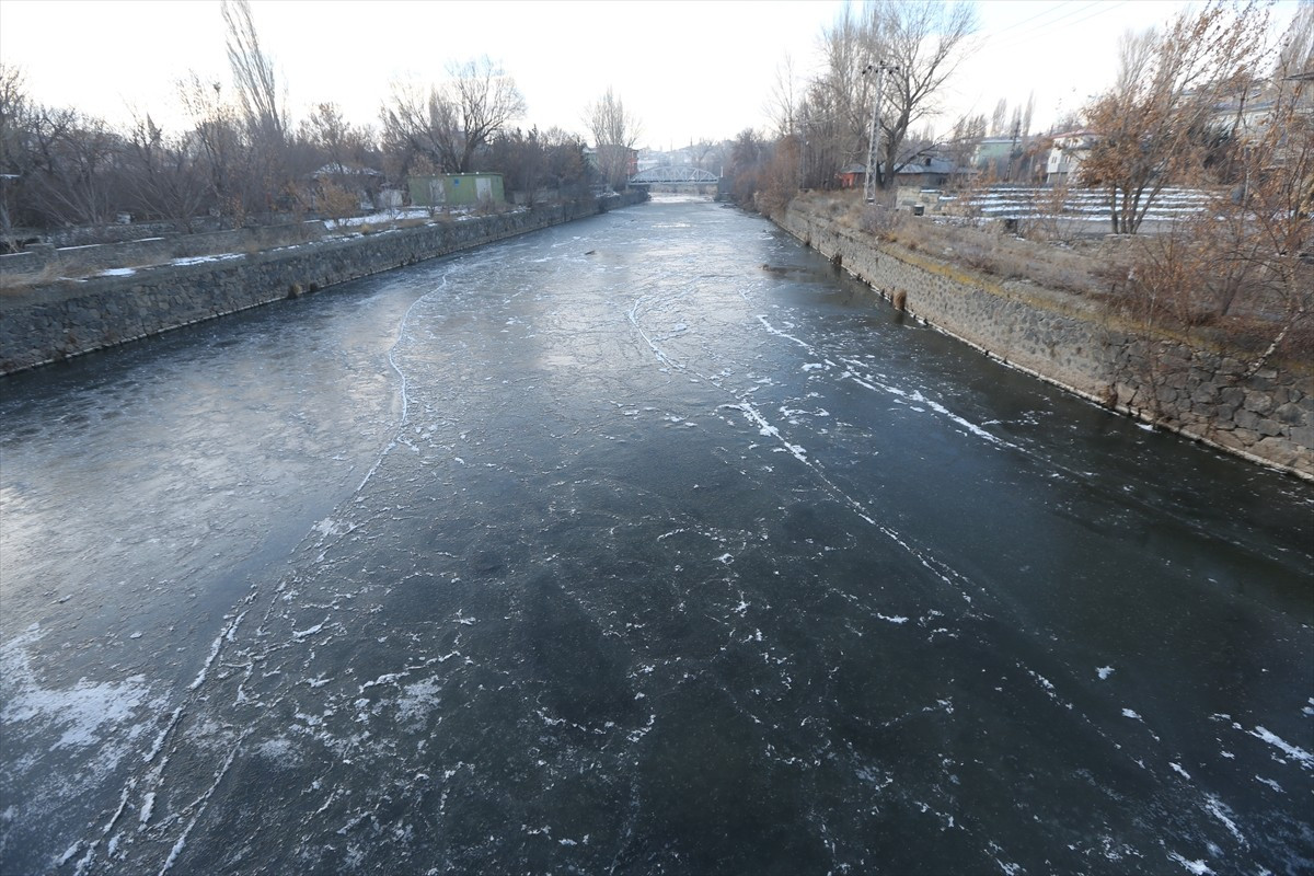 Kars Çayı, soğuk havanın etkisiyle kısmen dondu.