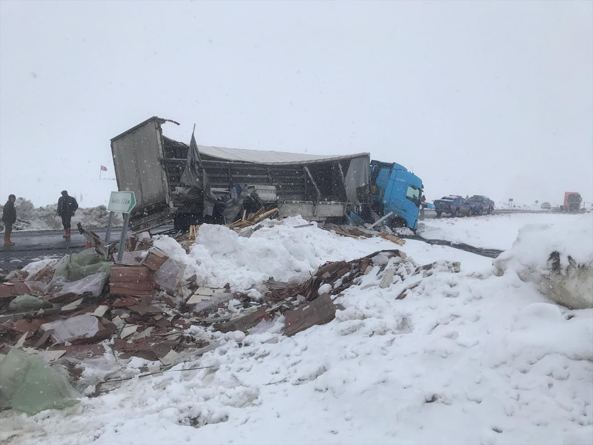 Kars-Çıldır kara yolunda tır ile zift yüklü tankerin çarpıştığı kazada sürücüler yaralandı...