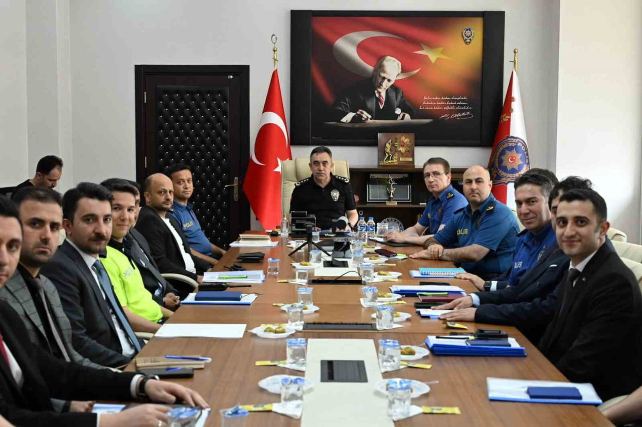 KARS EMNİYET MÜDÜRLÜĞÜ’NDE GÜVENLİK VE KOORDİNASYON TOPLANTISI(KARS-İHA)