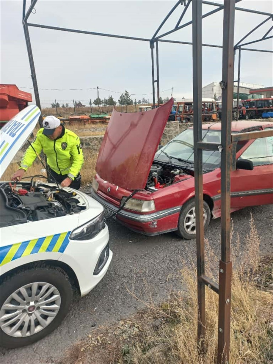 Kars Emniyet Müdürlüğüne bağlı Trafik Tescil ve Denetleme Şube Müdürlüğü ekipleri, yolda kalan bir...