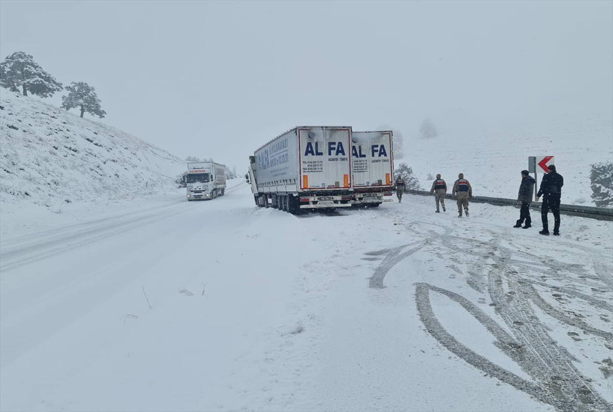 Kars-Erzurum kara yolunda etkili olan yoğun kar yağışı nedeniyle ulaşım güçlükle sağlanıyor....