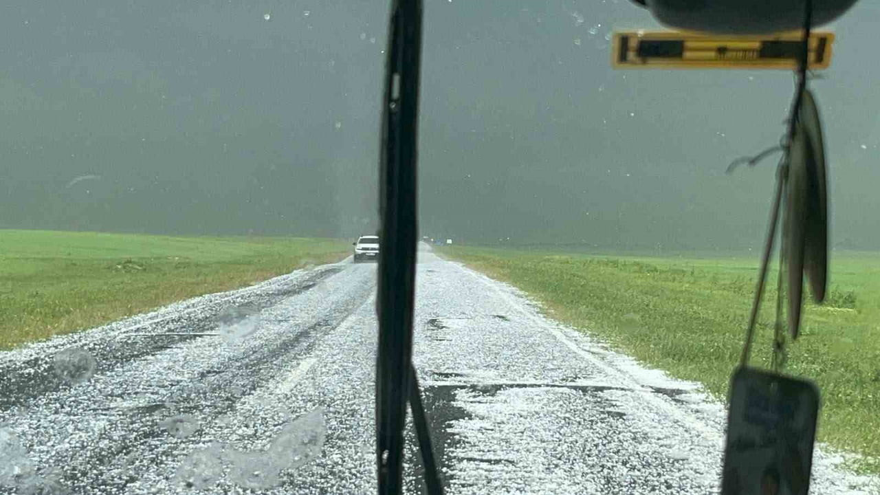 KARS ETKİLİ OLAN FINDIK BÜYÜKLÜĞÜNDEKİ DOLU, TARIM ARAZİLERİNDE ZARARA YOL AÇTI. KISA SÜREDE...