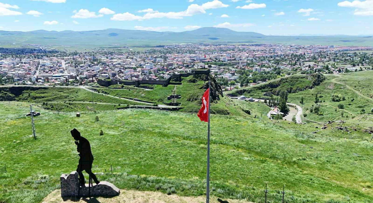 KARS GÖÇ VERMEYE DEVAM EDİYOR: 2025'TE 14 BİN 201 KİŞİ İLDEN AYRILDI(KARS-İHA)