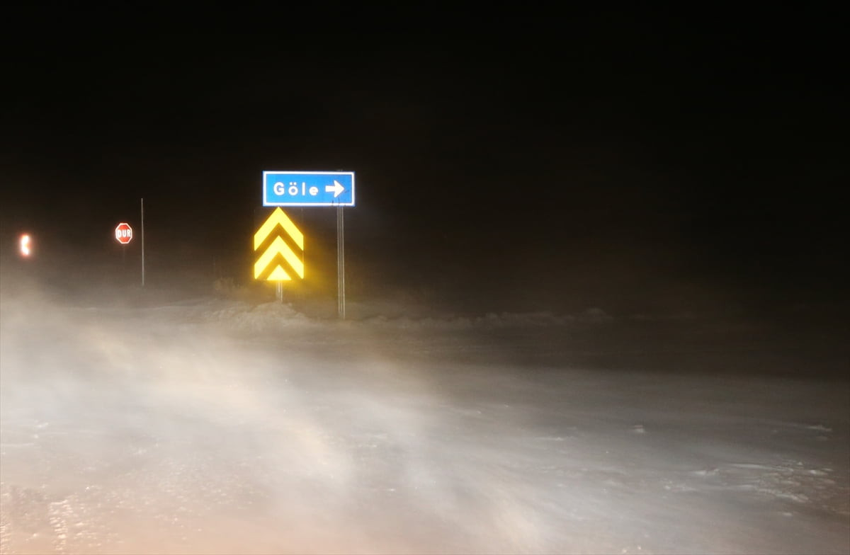 Kars-Göle kara yolu, kar ve tipi nedeniyle tüm araç geçişine kapatıldı.