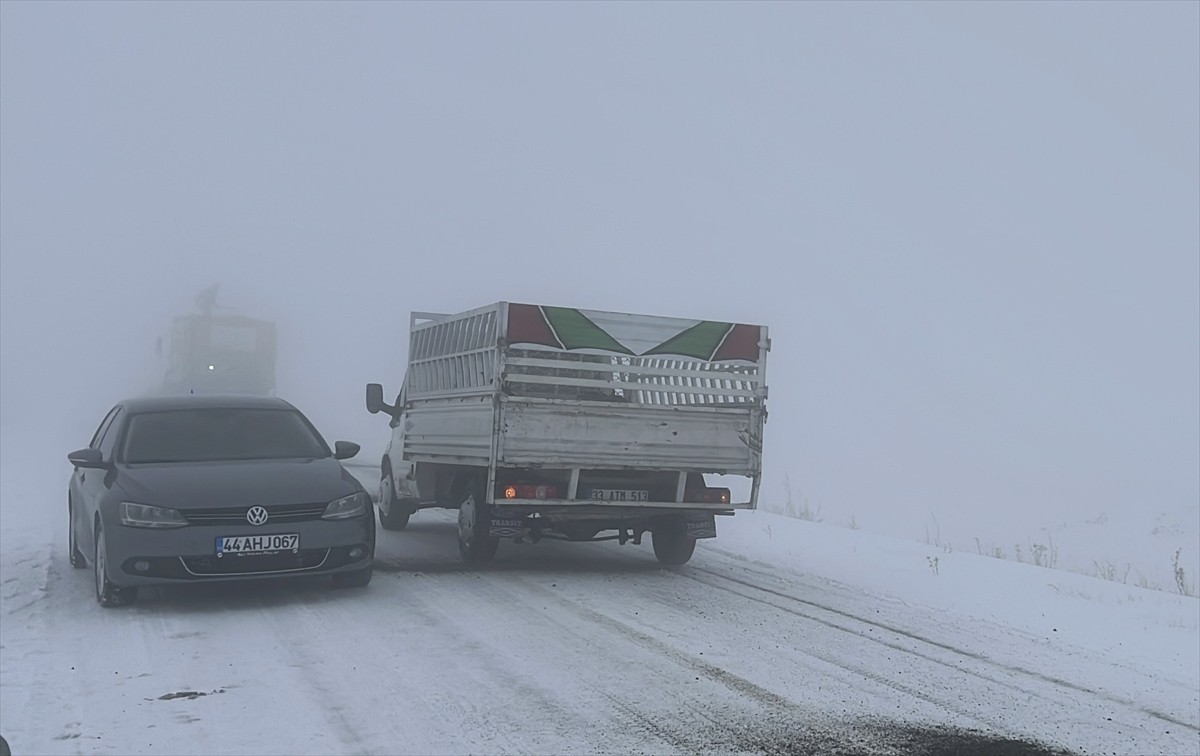 Kars-Göle kara yolunda etkili olan kar ve sis nedeniyle ulaşım güçlükle sağlanıyor. Karayolları...