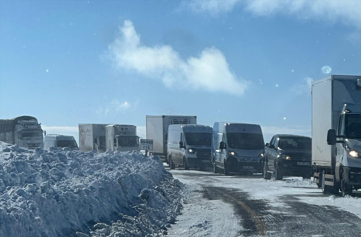 Kars-Göle kara yolunda kar ve tipi nedeniyle mahsur kalan yaklaşık 40 araç kurtarıldı.