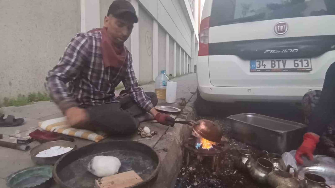 KARS SOKAKLARINDA ALIN TERIYLE GEÇIM: KARI-KOCA KALAYCILIK YAPARAK EKMEKLERINI KAZANIYOR(KARS-İHA)