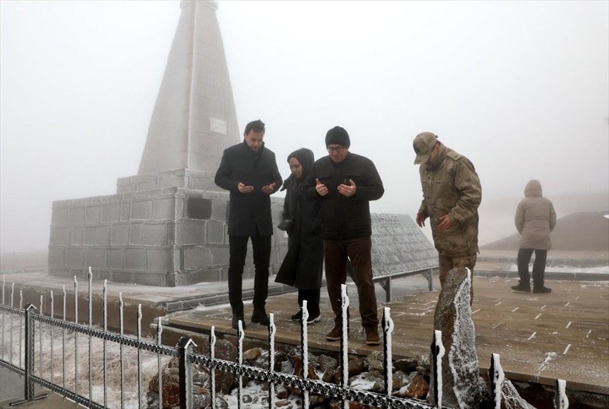 Kars Valisi Ziya Polat, 3 bin rakımlı Allahuekber Dağı'nın zirvesindeki şehitlik anıtına ziyarette...