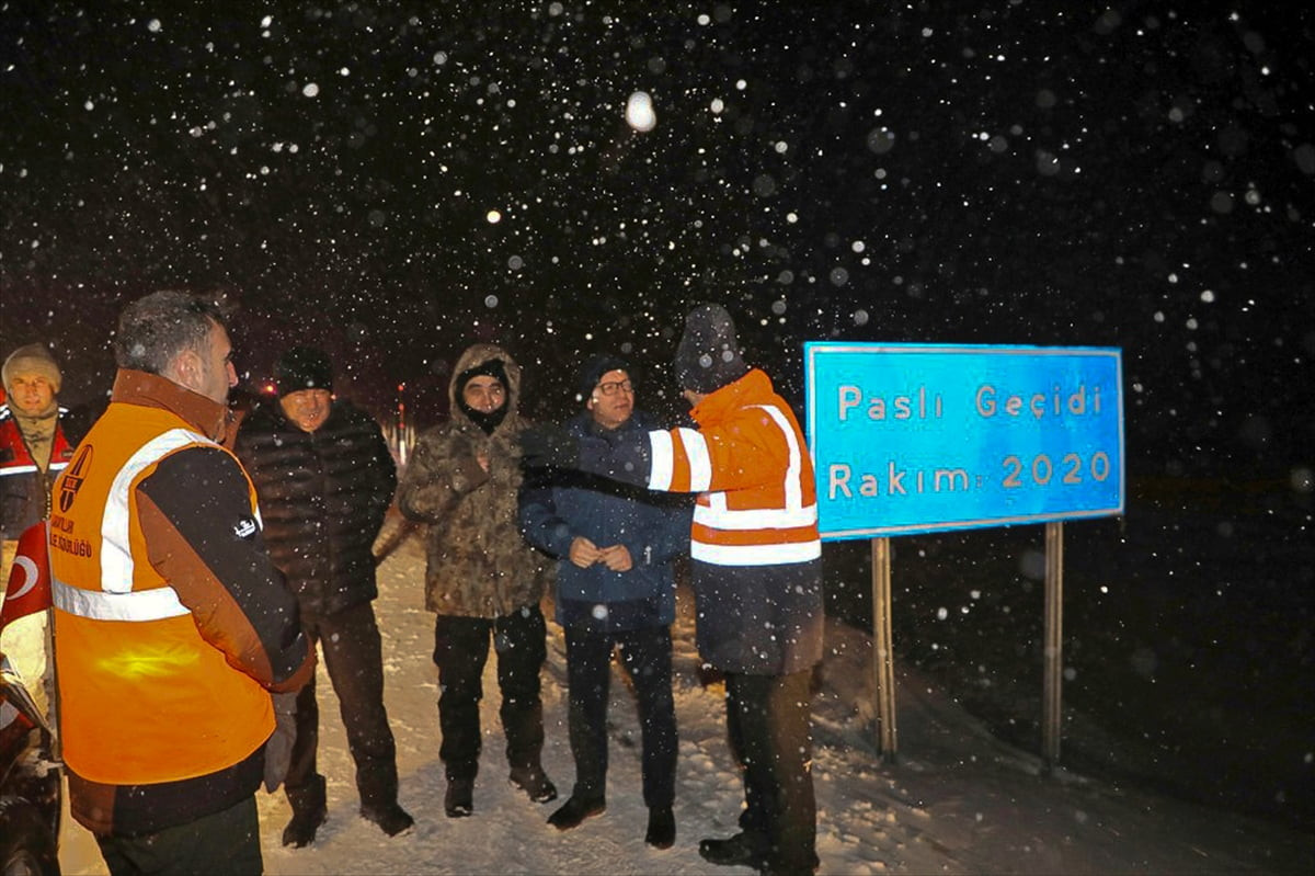 Kars Valisi Ziya Polat (sağ 2), Kars-Kağızman kara yolunda yoğun kar yağışı nedeniyle...