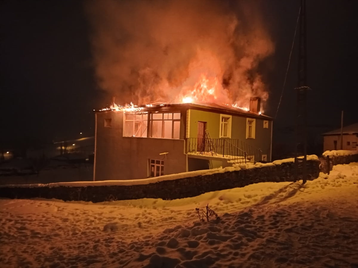 Kars'ın Akyaka ilçesinde imamın evinde çıkan yangın itfaiye ekiplerince söndürüldü.