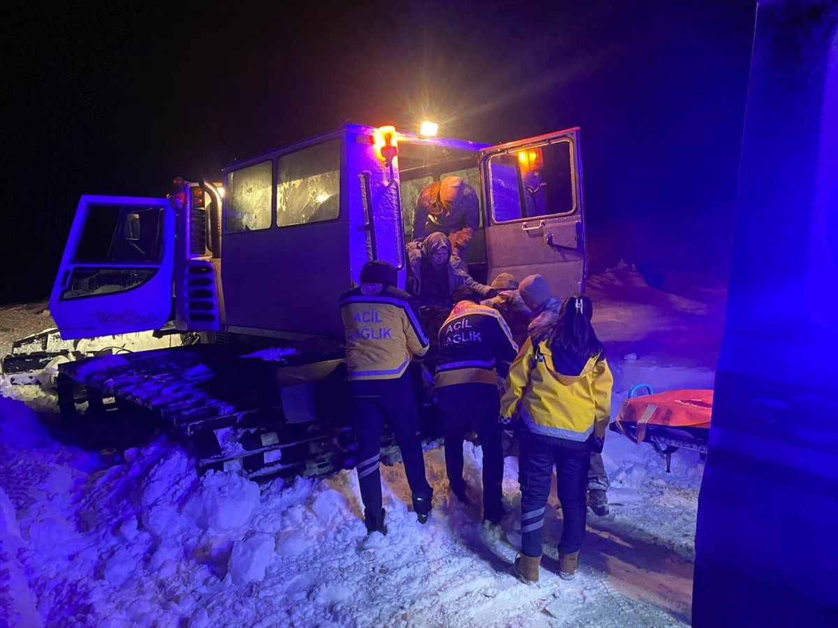 Kars'ın Akyaka ilçesinde kar ve tipi nedeniyle yolu kapanan köydeki hasta kadın...