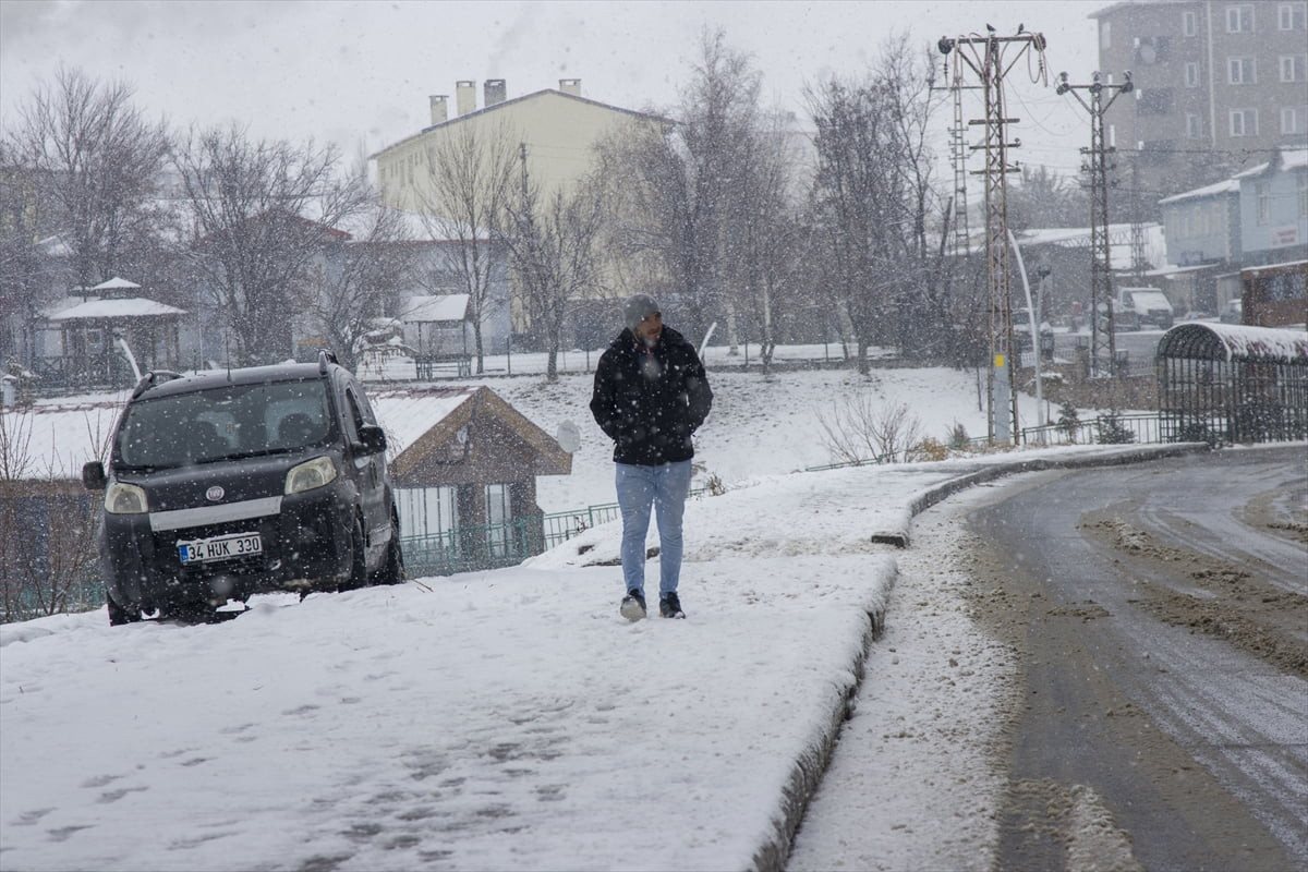Kars'ın Akyaka ilçesinde kar yağışı etkili oldu.