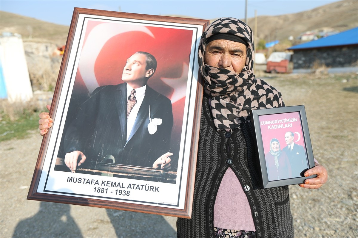 Kars'ın Akyaka ilçesinde yaşayan 79 yaşındaki Seher Karadağ, Atatürk sevgisiyle ilkokul 3'üncü...