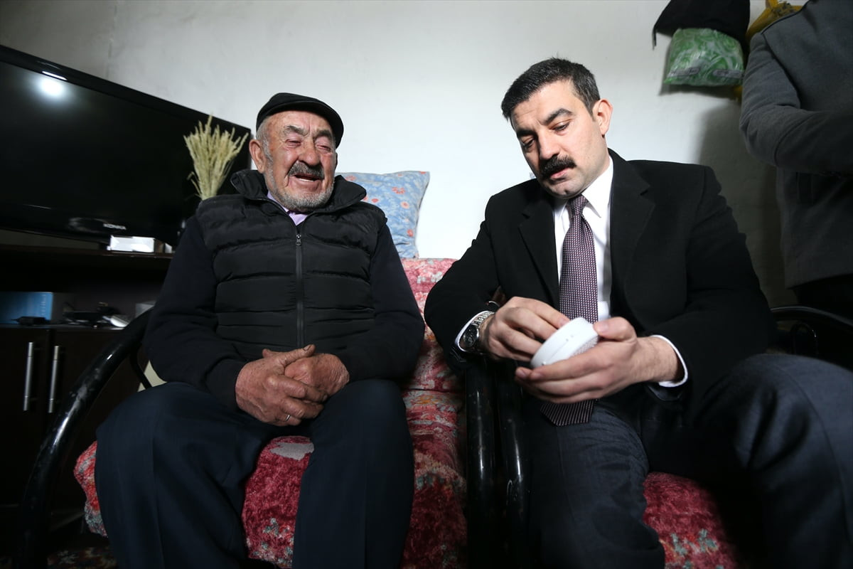 Kars'ın Arpaçay ilçesinde başlatılan proje kapsamında, sobalı evde yalnız veya eşiyle yaşayan...