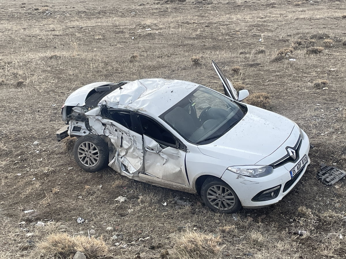 Kars'ın Arpaçay ilçesinde kamyonla çarpışan otomobil şarampole devrildi, sürücü...