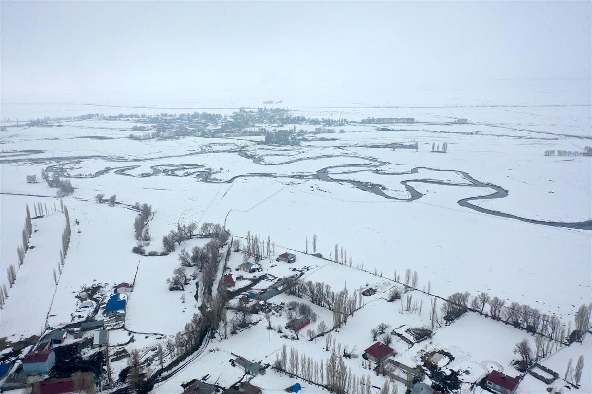 Kars'ın Arpaçay ilçesinde kıvrım kıvrım akan Telek Suyu'nun karla kaplı hali dronla...