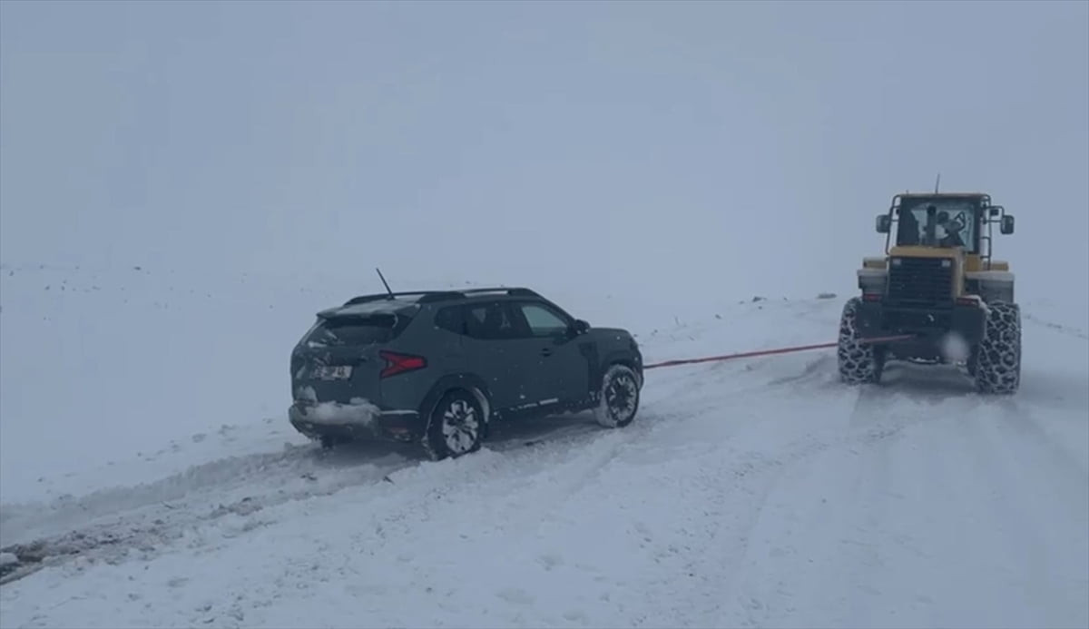 Kars'ın Arpaçay ilçesinde olumsuz hava koşulları nedeniyle yollarda mahsur kalan 15 araç...