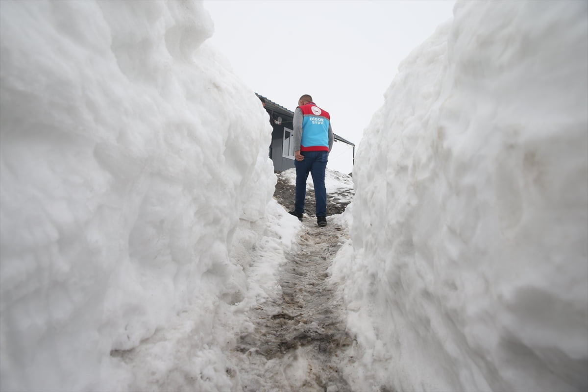 Kars'ın Digor ilçesinde, evleri ağır kış şartları nedeniyle yaşanamaz hale gelen aileler, Sosyal...
