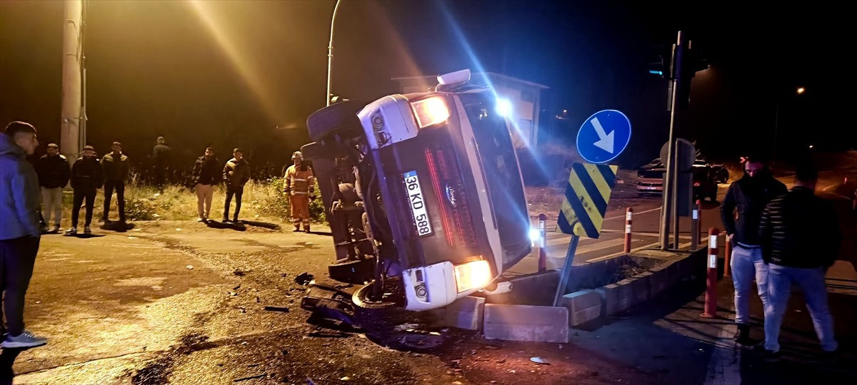 Kars'ın Kağızman ilçesinde kamyonetle pikabın çarpışması sonucu 3 kişi yaralandı.