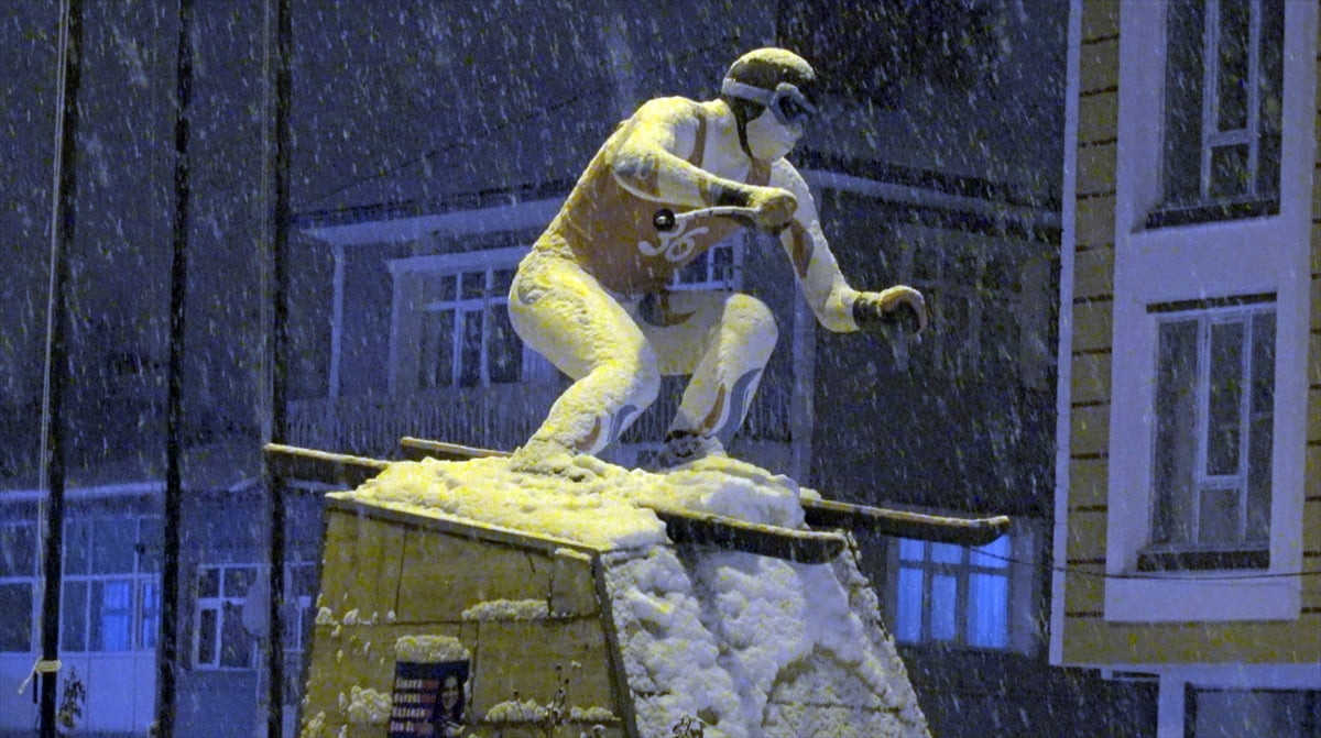 Kars'ın Sarıkamış ilçesinde akşam saatlerinde başlayan kar etkisini sürdürüyor.