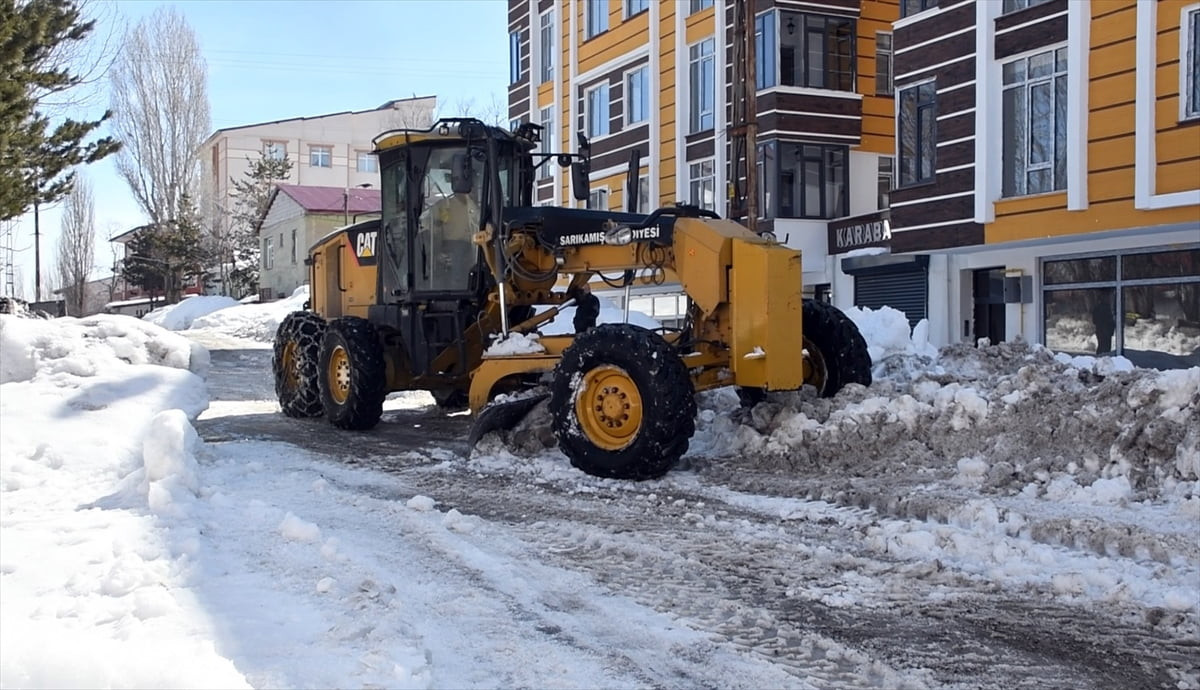 Kars'ın Sarıkamış ilçesinde cadde ve sokaklarda kar temizleme çalışması başlatıldı.