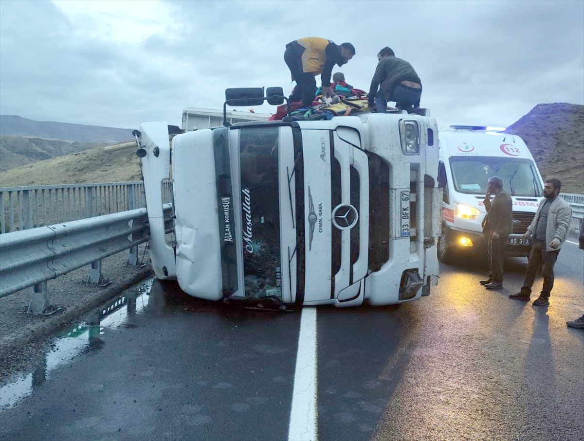 Kars'ın Sarıkamış ilçesinde devrilen saman yüklü tırın sürücüsü yaralandı.
