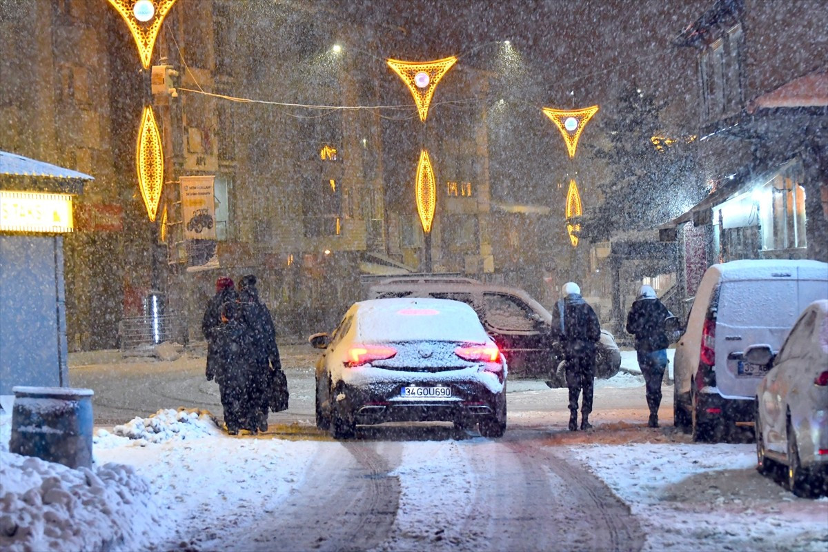 Kars'ın Sarıkamış ilçesinde etkili olan kar yağışı yaşamı olumsuz etkiliyor.