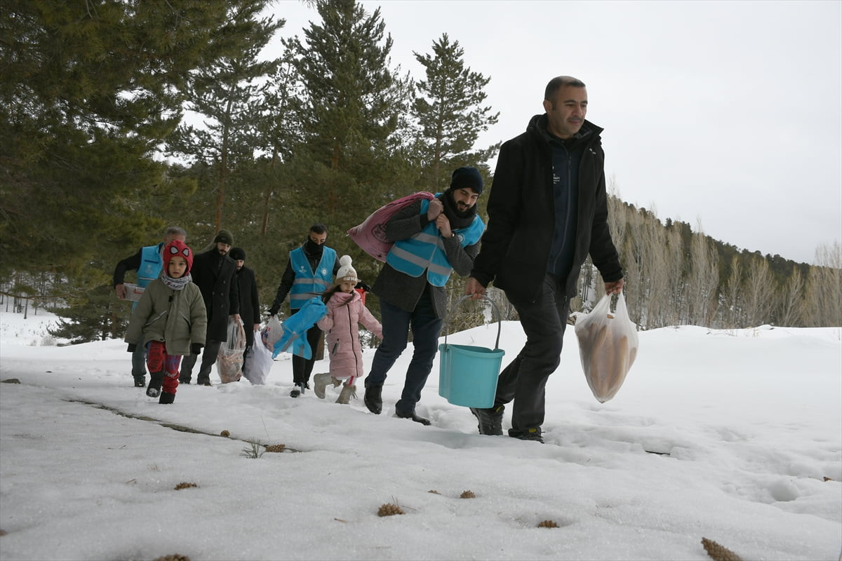 Kars'ın Sarıkamış ilçesinde görevli imamlar, zorlu kış şartlarında yiyecek bulamayan yaban...