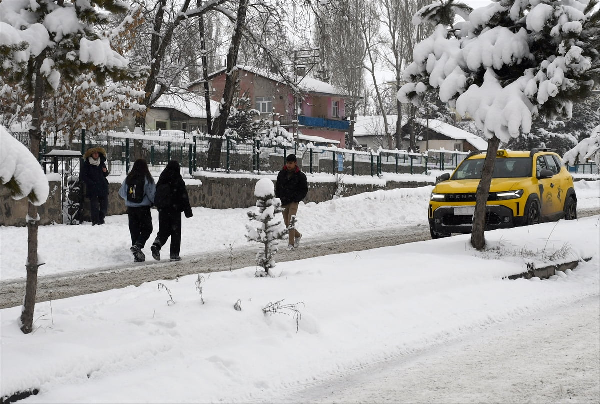 Kars'ın Sarıkamış ilçesinde kar yağışı etkili oldu. Kar yağışının ardından etraf beyaza...