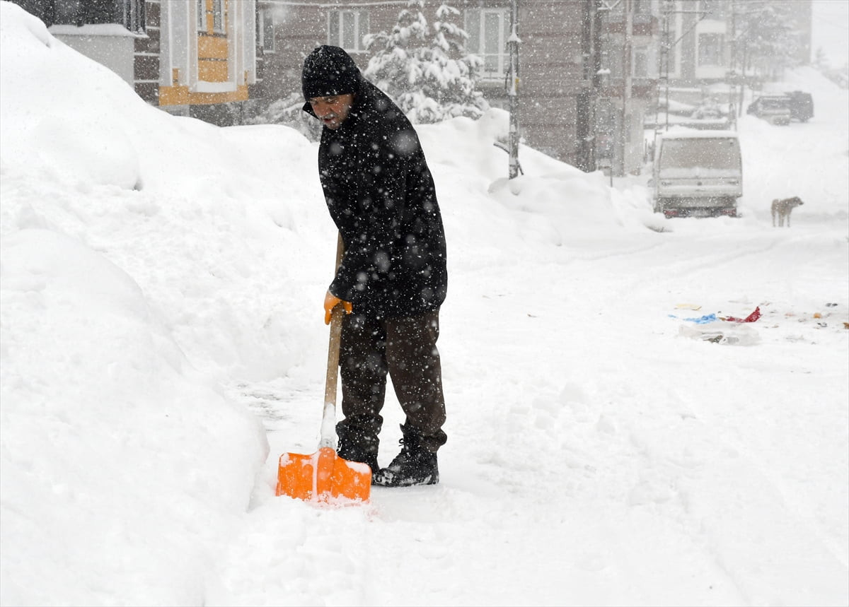 Kars'ın Sarıkamış ilçesinde kar yağışı etkili oldu. Vatandaşlar ev ve iş yerlerinin önünde biriken...