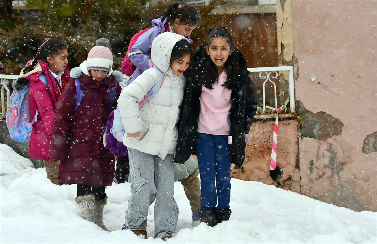 Kars'ın Sarıkamış ilçesinde kar yağışı ve sis etkili oldu. İlçede ilkbaharda etkili olan kar...