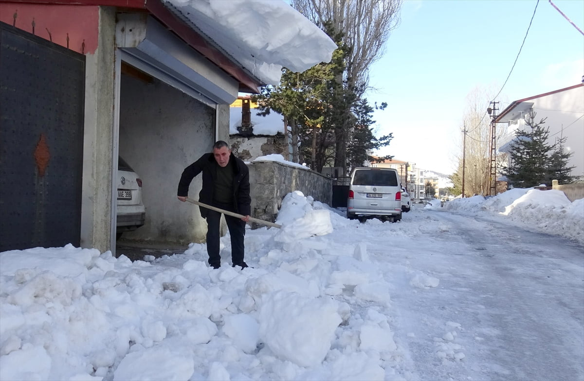 Kars'ın Sarıkamış ilçesinde kar yağışının ardından soğuk hava etkili oldu. Bazı vatandaşlar bina...