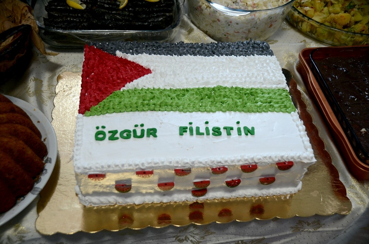 Kars'ın Sarıkamış ilçesinde öğrencilerin anneleri tarafından Filistin'e destek kermesi...