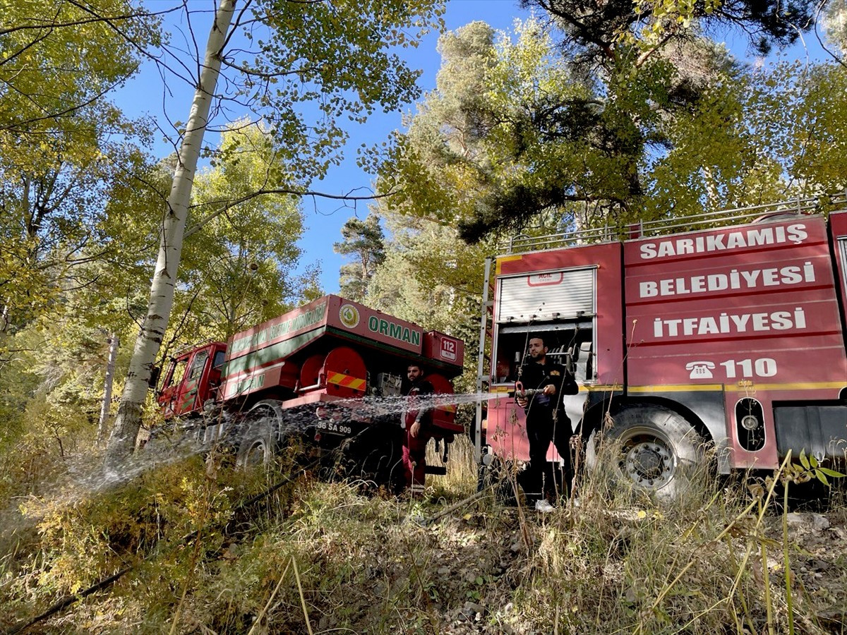 Kars'ın Sarıkamış ilçesinde ormanda çıkan örtü yangını söndürüldü, yaklaşık 1 hektar alan zarar...