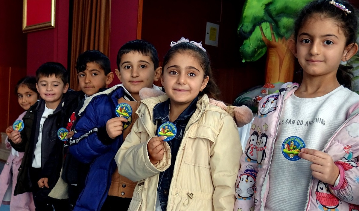 Kars'ın Sarıkamış ilçesinde "Akıllı Tavşan Momo ve Orman Dostları" çocuk tiyatro oyunu sahnelendi....