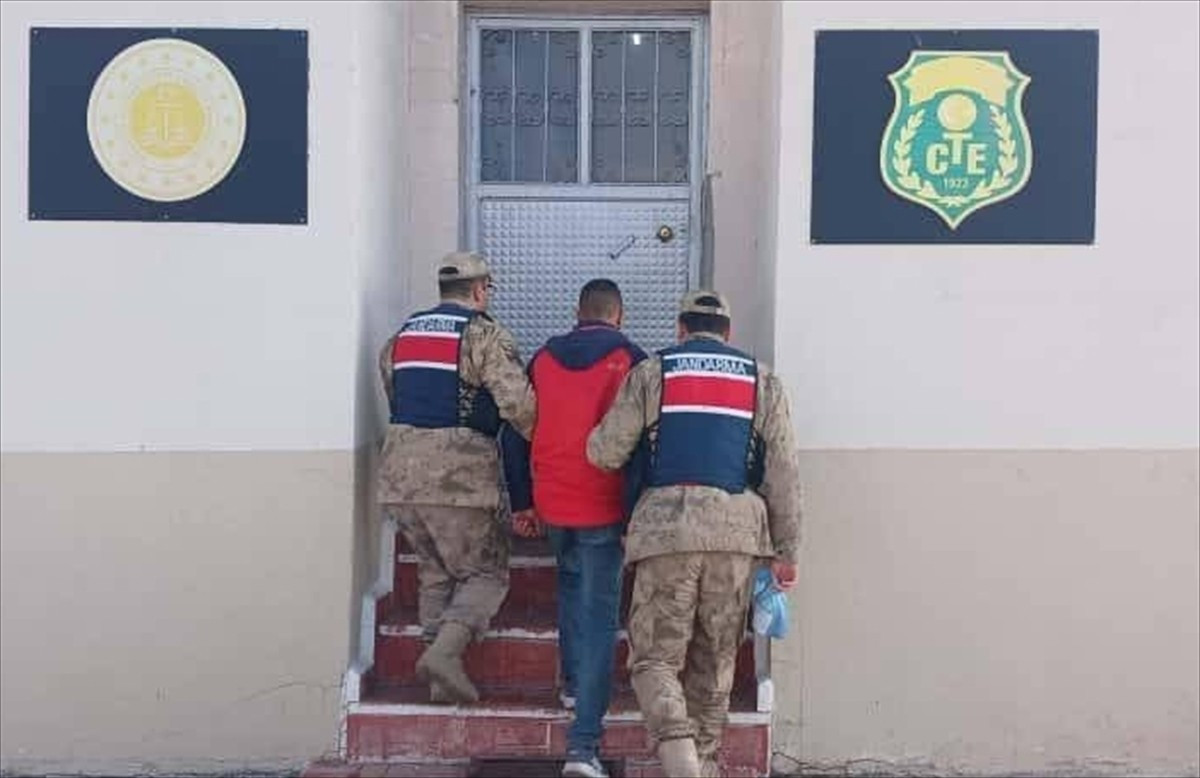 Kars'ın Sarıkamış ilçesinde "şantaj" suçundan 2 yıl 9 ay hapis cezası bulunan firari hükümlü...