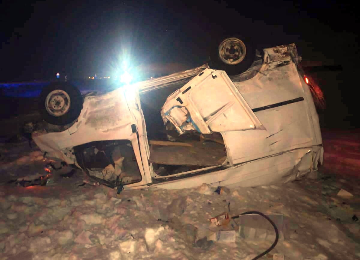 Kars'ın Sarıkamış ilçesinde şarampole devrilen aracın sürücüsü hayatını kaybetti.