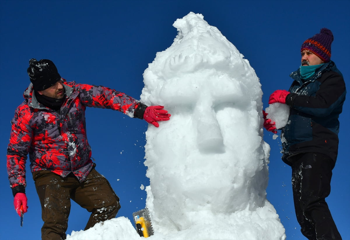 Kars'ın Sarıkamış ilçesinde, Sarıkamış Harekatı'nda şehit düşen askerlerin temsili kardan...