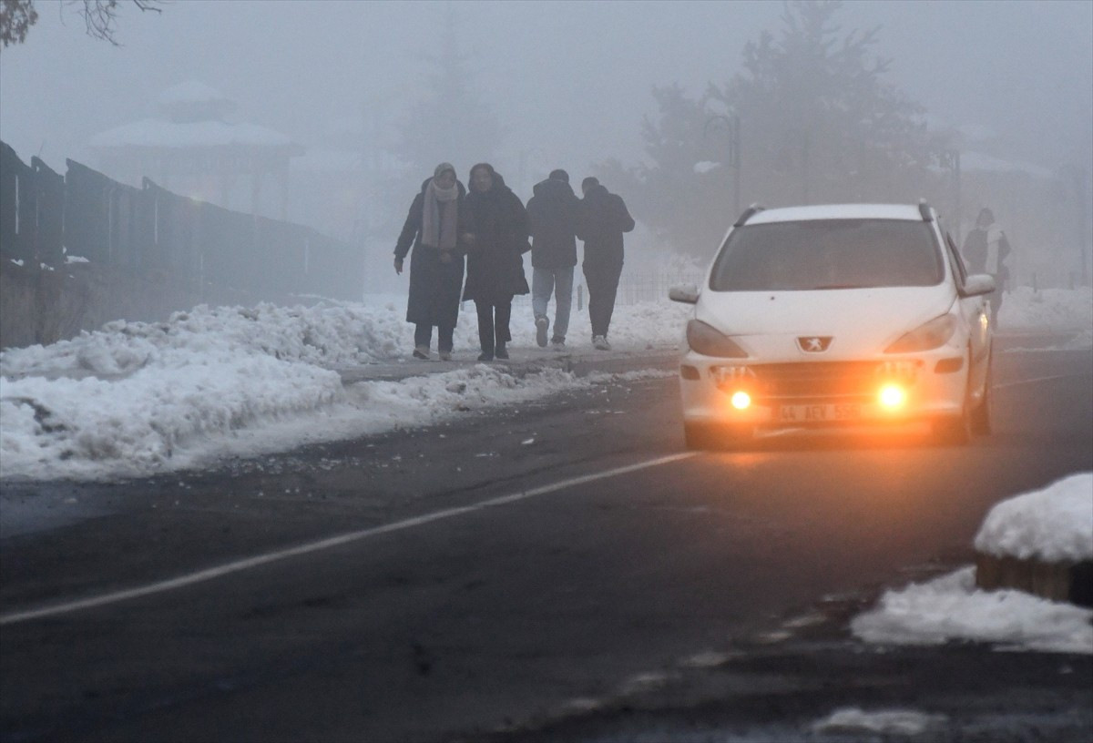 Kars'ın Sarıkamış ilçesinde sis etkili oldu. İlçede akşam saatlerinde oluşan sis nedeniyle görüş...
